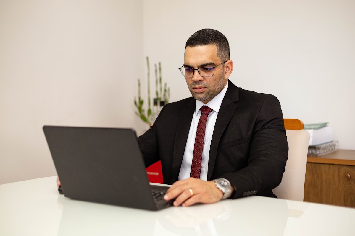 Pedro Abraão em seu escritório